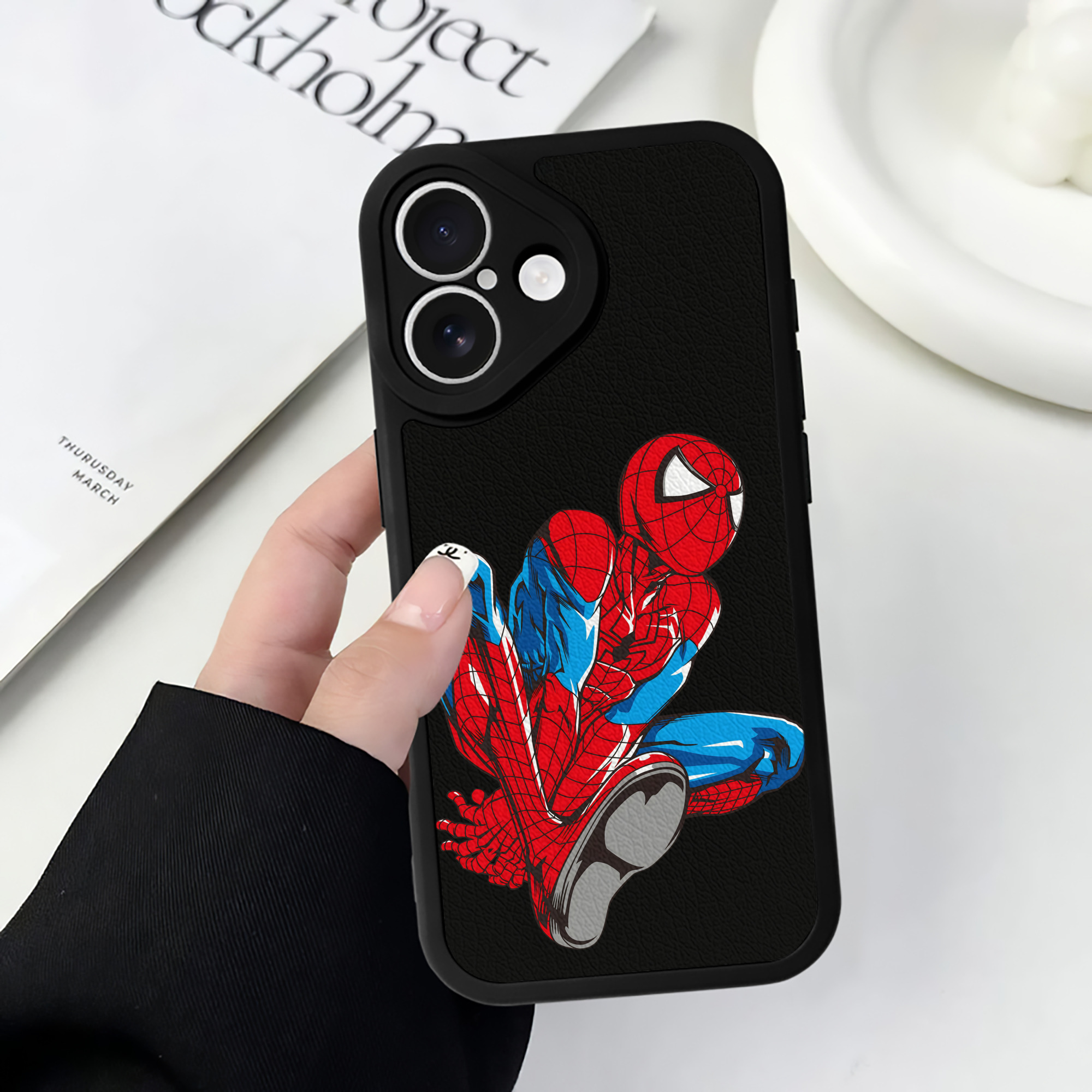 （画像用） アベンジャーズ The Avengers 【iPhone 16シリーズ対応】シリコンスマホケース（レザー調） 材質：シリコン